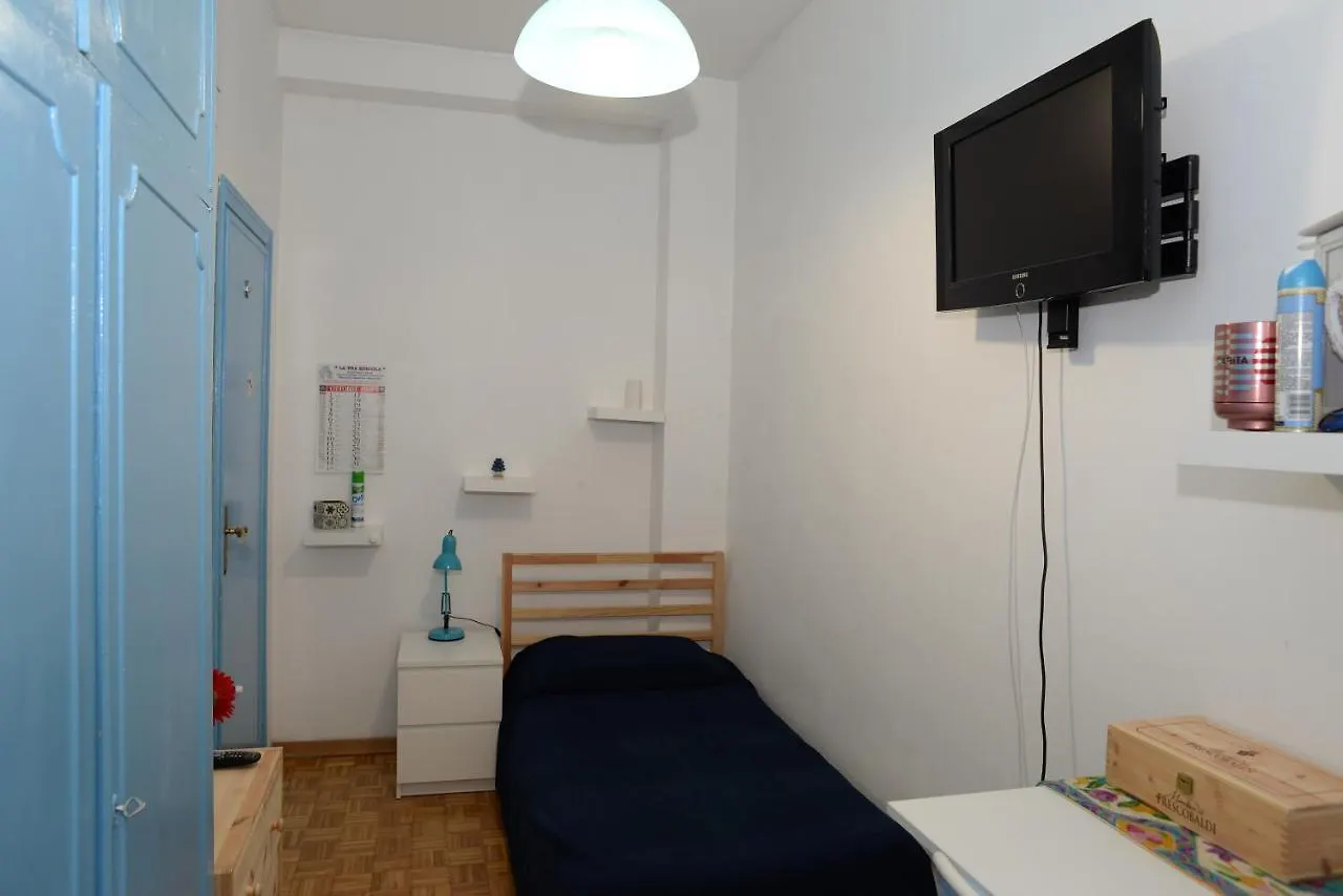 Room In Guest Room - Single Room In Cozy And Comfortable Apartment Rome