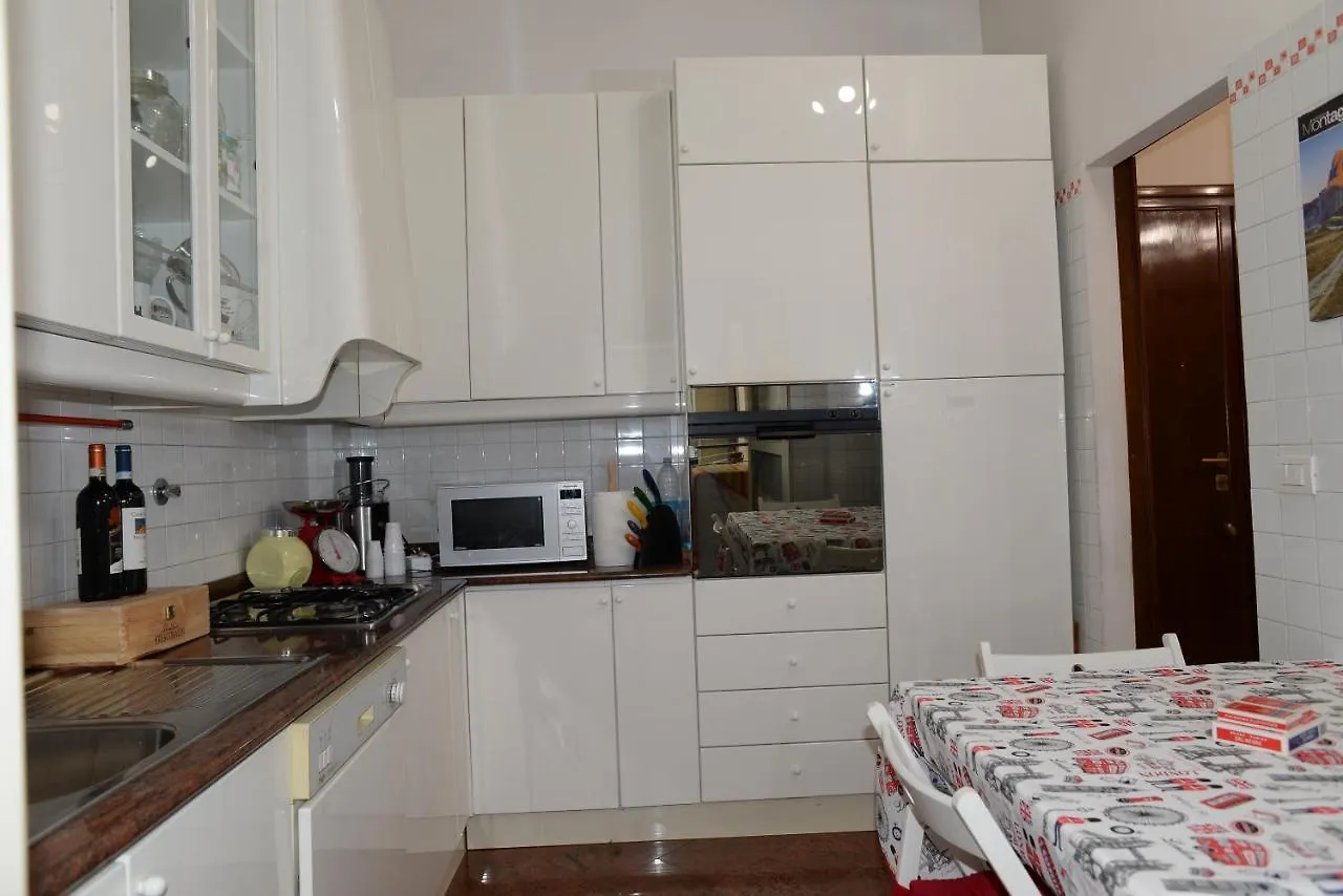 Guest house Room In Guest Room - Single Room In Cozy And Comfortable Apartment Rome